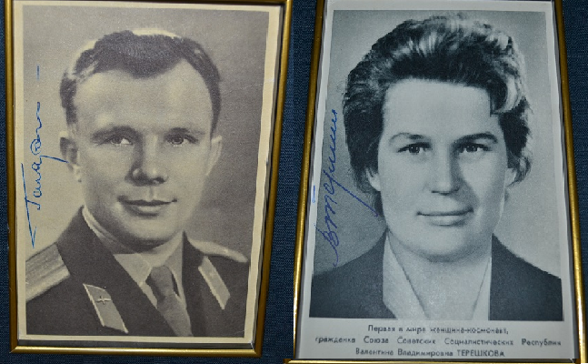 Юрий Гагарин - автограф на открытке 1961г. / Валентина Терешкова - автограф на открытке 1963г.